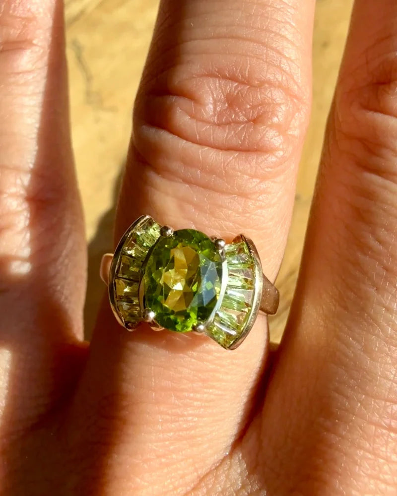 Vintage 10K Gold 1.40 Ct Peridot Ring - 10K Gold - Free shipping - 11