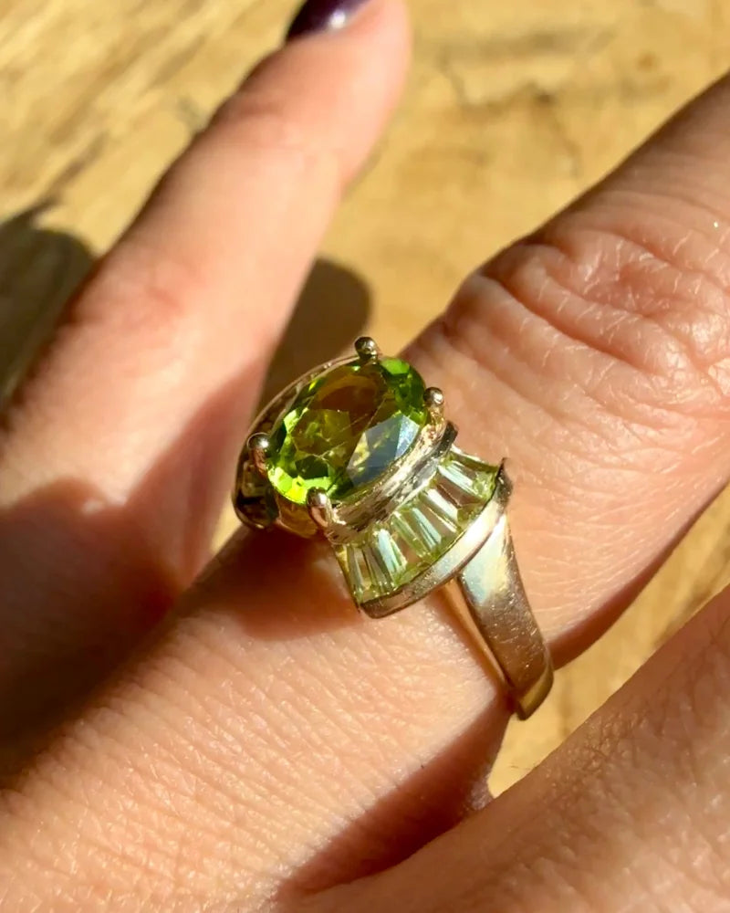 Vintage 10K Gold 1.40 Ct Peridot Ring - 10K Gold - Free shipping - 5