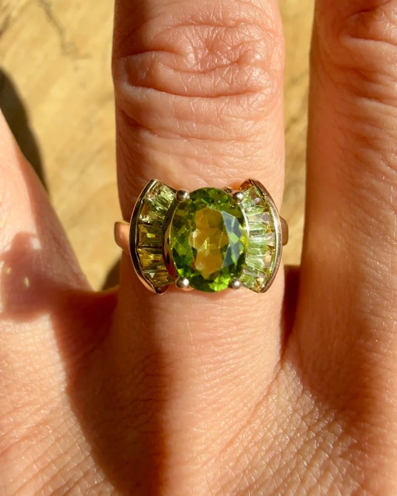 Vintage 10K Gold 1.40 Ct Peridot Ring - 10K Gold - Free shipping - 7